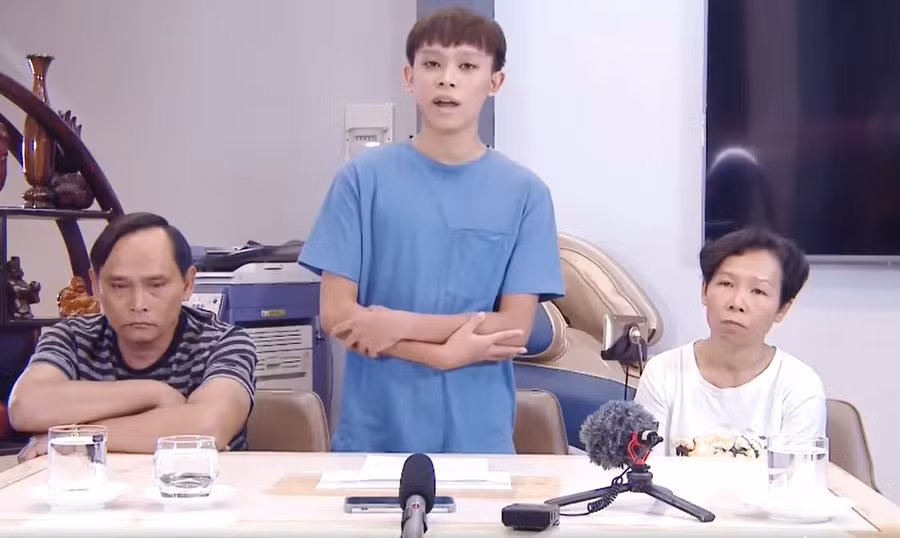 Hồ Văn Cường quay clip khoanh tay xin lỗi và chính thức lên tiếng đính chính tin đồn về mẹ nuôi Phi Nhung.