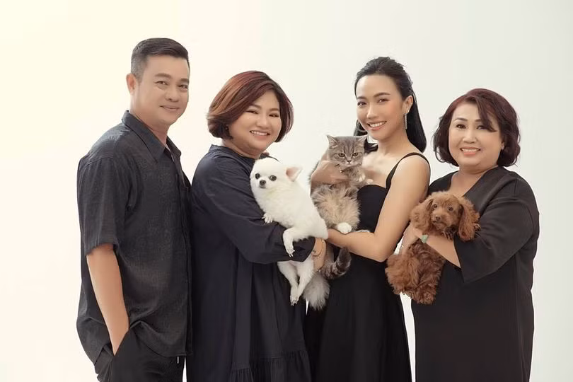 Nữ diễn viên Diệu Nhi chia sẻ: "Mừng ngày gia đình Việt Nam. Chúc mọi người và gia đình mình nhiều sức khoẻ và luôn hạnh phúc. Càng trưởng thành càng thấy gia đình là quan trọng nhất chứ hồi còn trẻ trâu vẫn ham chơi lắm".