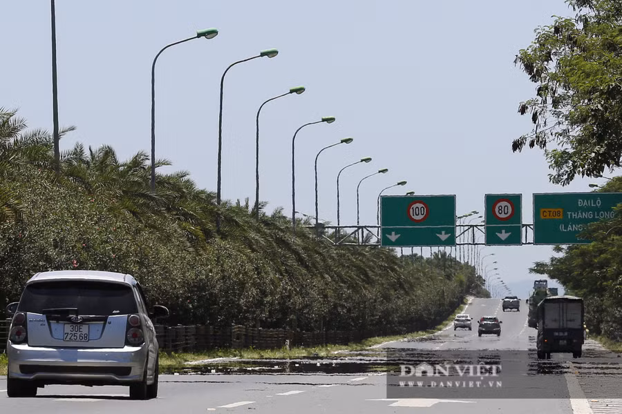 Đặc biệt, tại những khu ít cây xanh như Đại lộ Thăng Long, bằng mắt thường có thể dễ dàng nhìn thấy mặt đường như được đổ nước.