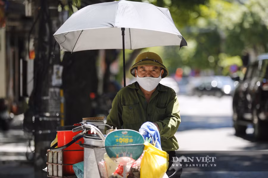Người lao động oằn mình mưu sinh trước đợt nắng nóng gay gắt nhất từ đầu tháng 6.