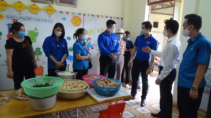 Bắc Giang: Trường Mầm non Đức Thắng - Hiệp Hòa "đỏ lửa" bếp ăn tình nguyện phục vụ khu cách ly y tế ảnh 7