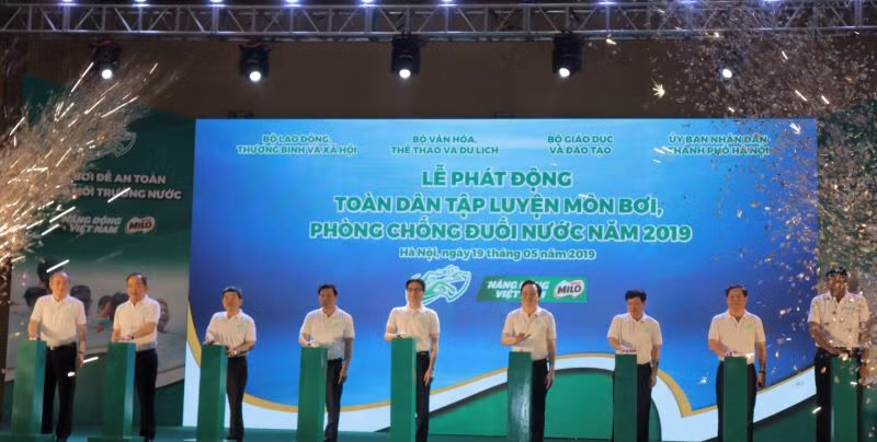 Các đại biểu bấm nút phát động toàn dân tập luyện môn bơi.