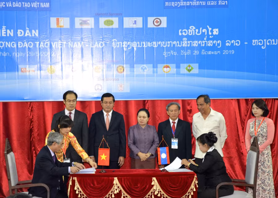 Ký kết thỏa thuận hợp tác giữa các cơ sở giáo dục đại học của Việt Nam với cơ quan quản lý giáo dục, cơ sở giáo dục và doanh nghiệp của Lào Ký kết thỏa thuận hợp tác giữa các cơ sở giáo dục đại học của Việt Nam với cơ quan quản lý giáo dục, cơ sở giáo dục và doanh nghiệp của Lào