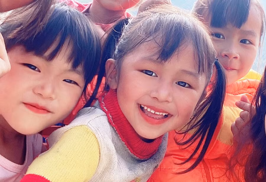 Ánh mắt, nụ cười rạng ngời của trẻ ở điểm lẻ bản Ón - Trường Mầm non Tam Chung (Mường Lát, Thanh Hóa).