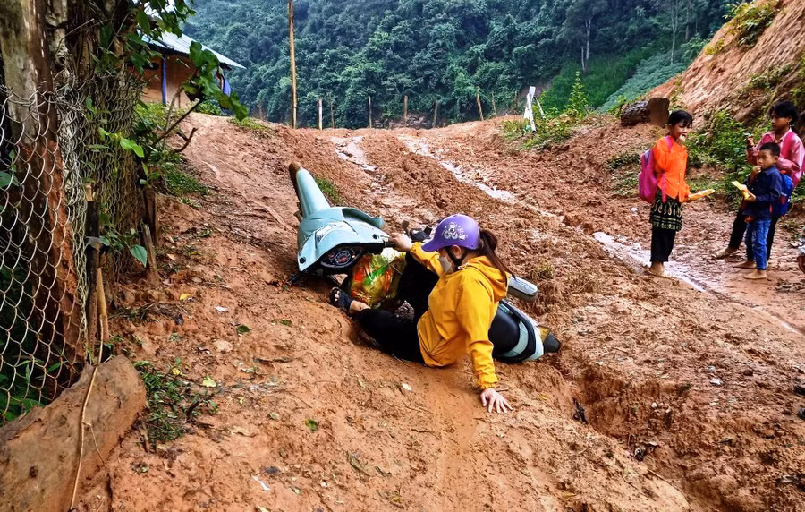 Cô giáo của Trường Mầm non Tam Chung (Mường Lát) bị ngã trên đường vào điểm trường bản Ón.
