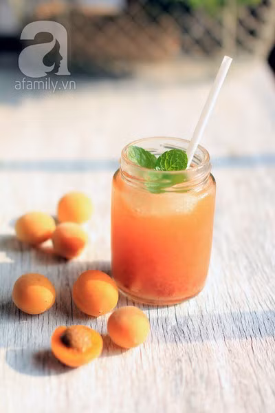 Cách pha nước mơ: lấy 3 quả mơ cho vào cốc, dầm nát bằng thìa, thêm mấy thìa nước mơ ngâm, rót thêm nước vào, sau đó nêm nếm thêm đường theo khẩu vị, thêm đá lạnh vào uống sẽ ngon miệng hơn. Nếu bạn không thích uống nước mơ lạnh thì có thể pha bằng nước ấm nhé. Món này chữa viêm họng khá hiệu quả đấy!