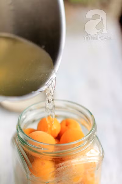 Rót hỗn hợp nước đường muối đã đun sôi vào hũ mơ (không rót đầy lên tận miệng lọ). Sau đó đóng nắp kín và bảo quản nơi thoáng mát. Sau 1 tháng là bạn có thể sử dụng được nước mơ ngâm trong lọ rồi.