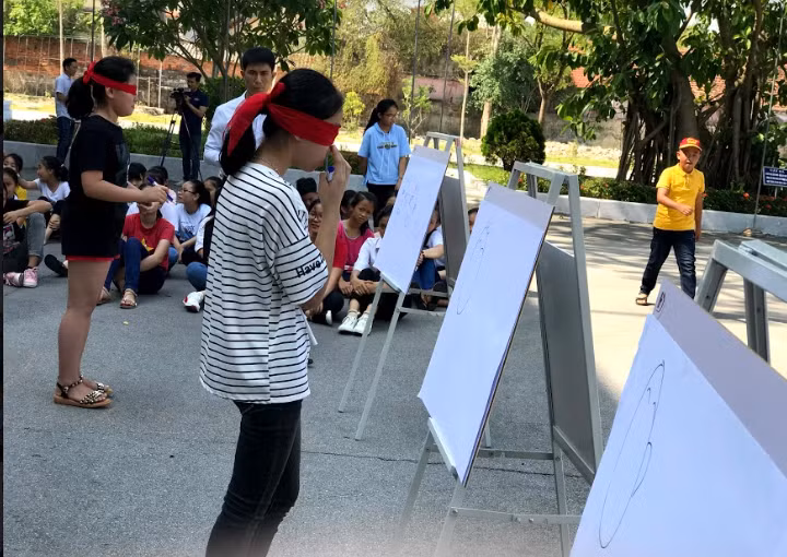 Các học sinh hào hứng tham gia trò chơi trông khuôn khổ trại hè