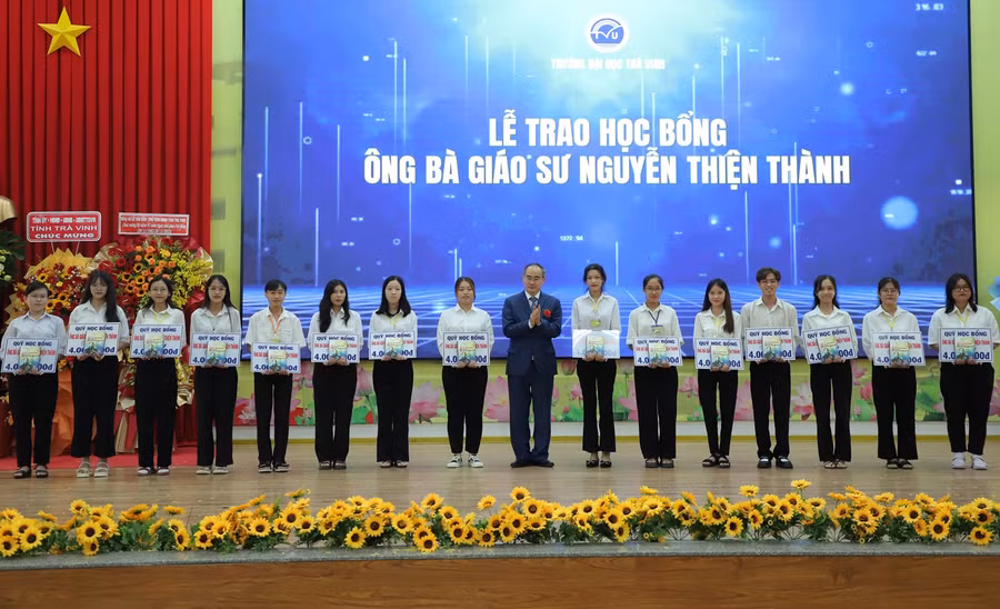 Các sinh viên vượt khó nhận học bổng Ông Bà Giáo sư Nguyễn Thiện Thành. Các sinh viên vượt khó nhận học bổng Ông Bà Giáo sư Nguyễn Thiện Thành.