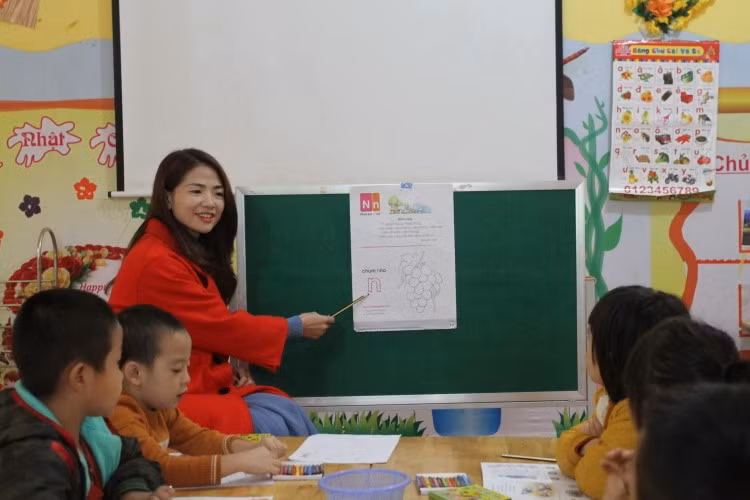 Cô Hồng và học sinh Trường Mầm non Pù Nhi (Mường Lát, Thanh Hóa). Ảnh: Lan Anh