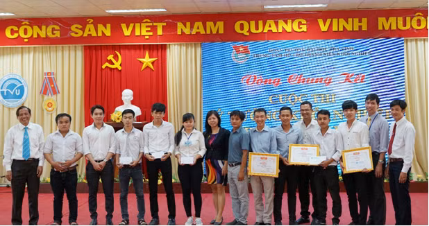 Ban giám khảo trao giải cho thí sinh trong cuộc thi