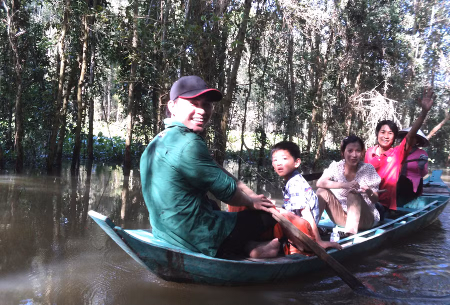 Du lịch bằng xuồng trải nghiệm mùa nước nổi tại Khu du lịch sinh thái Gáo Giồng