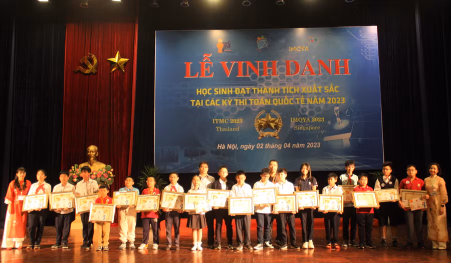Trao bằng khen cho 22 học sinh giành giải tại chung kết kỳ thi tìm kiếm tài năng Toán học quốc tế (ITMC) năm 2023.