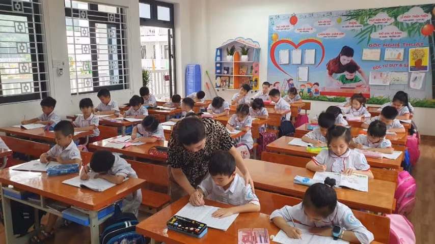 Cô và trò lớp 1A5 Trường Tiểu học Nguyễn Du (TP Lào Cai – Lào Cai). Ảnh: Đức Trí