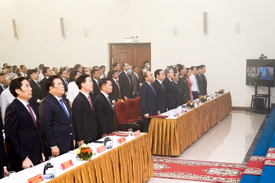 Đại biểu thực hiện nghi thức chào cờ. - Ảnh: VGP/Quang Hiếu