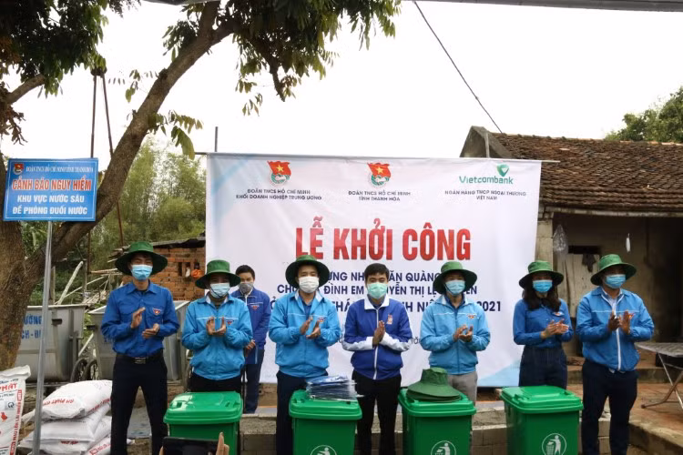 Lãnh đạo Tỉnh đoàn Thanh Hóa trao tặng một số vật dụng để hỗ trợ thành lập Câu lạc bộ thanh niên bảo vệ môi trường cho Đoàn xã Tuy Lộc (Hậu Lộc).