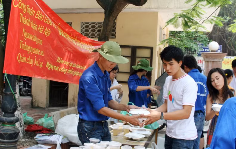 Thanh niên tình nguyện làm công tác hỗ trợ tại các kỳ thi và tuyển sinh ĐH. Ảnh: Công Tiến