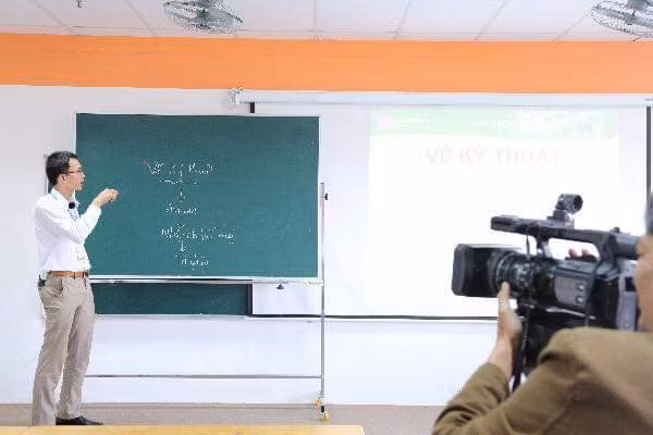 “Mùa” dịch Corona: Dạy học trực tuyến lên ngôi