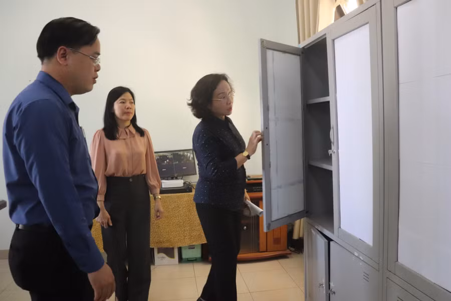Bà Ngô Thị Kim Yến và đoàn kiểm tra xem xét tủ đựng bài thi tại điểm thi Trường THCS - THPT Nguyễn Khuyến.
