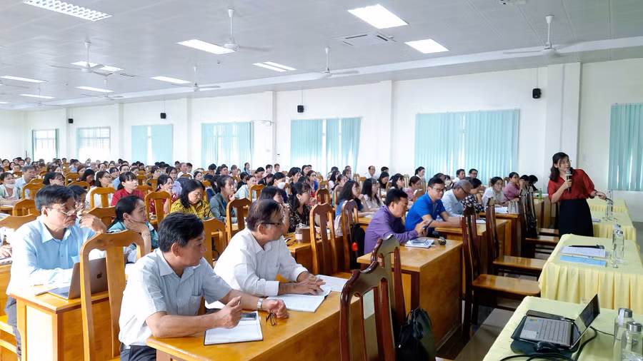 Báo cáo viên triển khai các nội dung tập huấn.