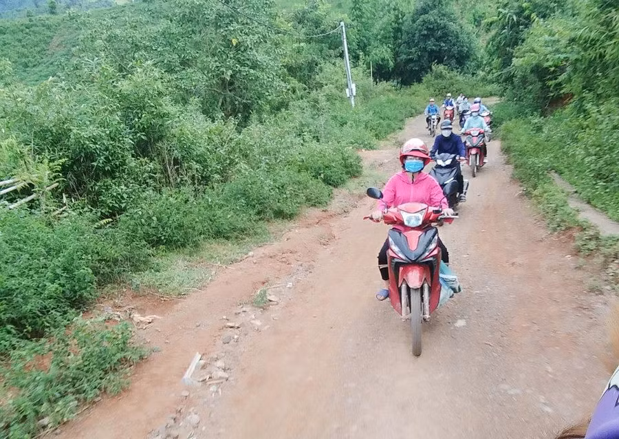 Giáo viên Trường PTDTBT Tiểu học số 1 Chung Chải lên đường vận động học sinh tiêm chủng.