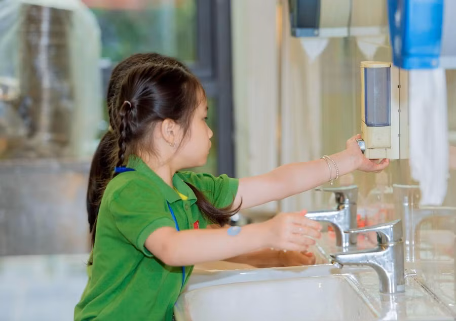 Học sinh Trường Marie Curie sử dụng nhà vệ sinh tiêu chuẩn 5 sao.