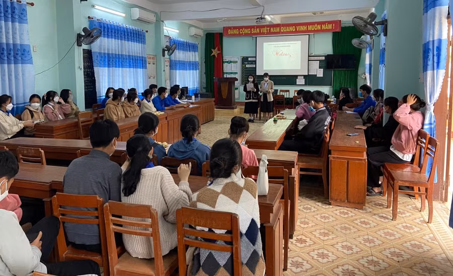 Trường THPT Chu Văn An (huyện Tư Nghĩa, Quảng Ngãi) tổ chức sinh hoạt ngoại khóa câu lạc bộ tiếng Anh cho học sinh.