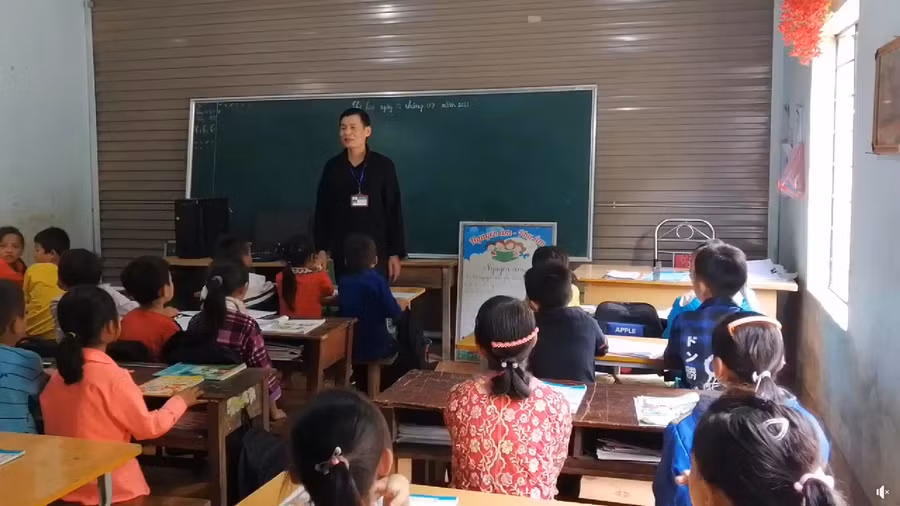 Thầy Cao Duy Chương – Hiệu trưởng Trường Phổ thông Dân tộc Bán trú Tiểu học Sủng Máng - trực tiếp dạy học Tin học cho học sinh lớp 3 của trường. Ảnh: NVCC