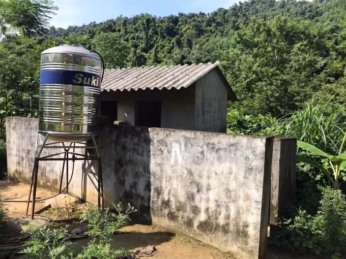 Nhà vệ sinh tại Trường Tiểu học và THCS Mường Men, xã Mường Men, huyện Vân Hồ, Sơn La. Ảnh: Quỹ Hy Vọng (Hope)