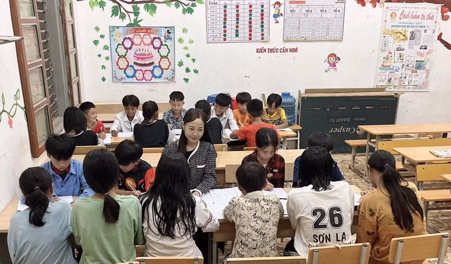 Cô Lành Thị Nhung trong giờ sinh hoạt nhóm cùng các học trò. Ảnh: NVCC