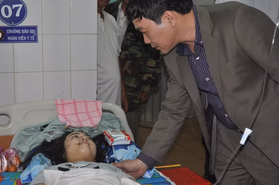 TS Ngũ Duy Anh - Vụ trưởng Vụ Công tác Học sinh sinh viên (Bộ GD&ĐT) thăm hỏi, động viên học sinh bị thương do tai nạn