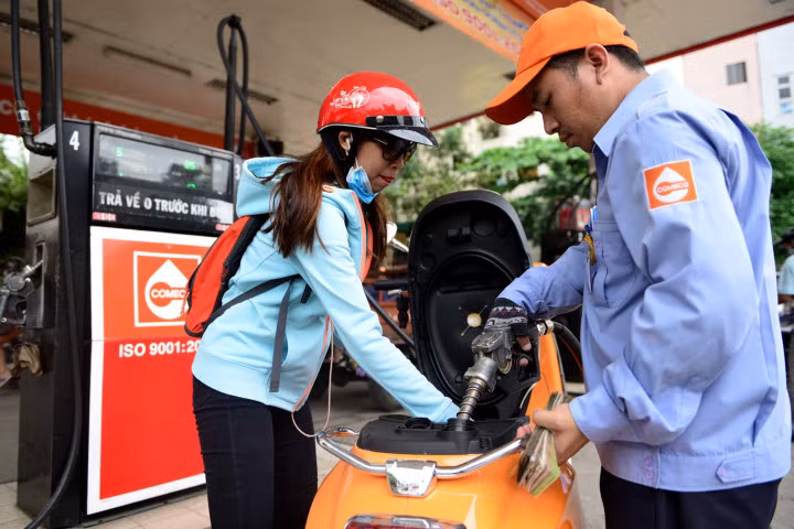 Giá xăng có thể giảm mạnh vào ngày mai