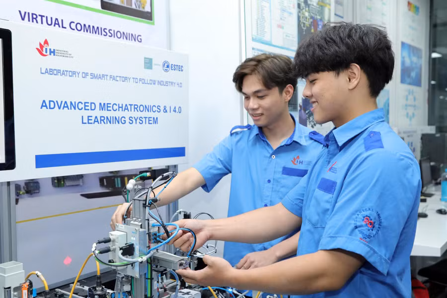 Sinh viên Trường ĐH Công nghiệp TPHCM học thực hành trong phòng thí nghiệm thông minh 4.0.