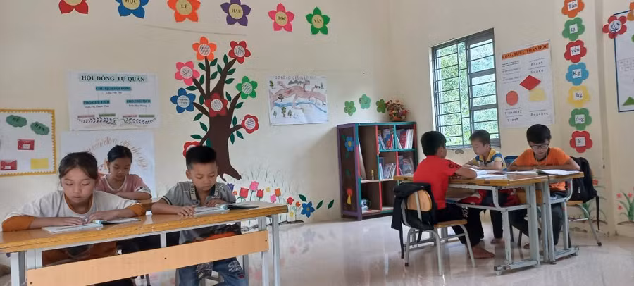 Học sinh lớp ghép ở điểm trường Nà Khuôn, Trường Tiểu học Minh Khai (huyện Bình Gia, tỉnh Lạng Sơn). Ảnh: NTCC