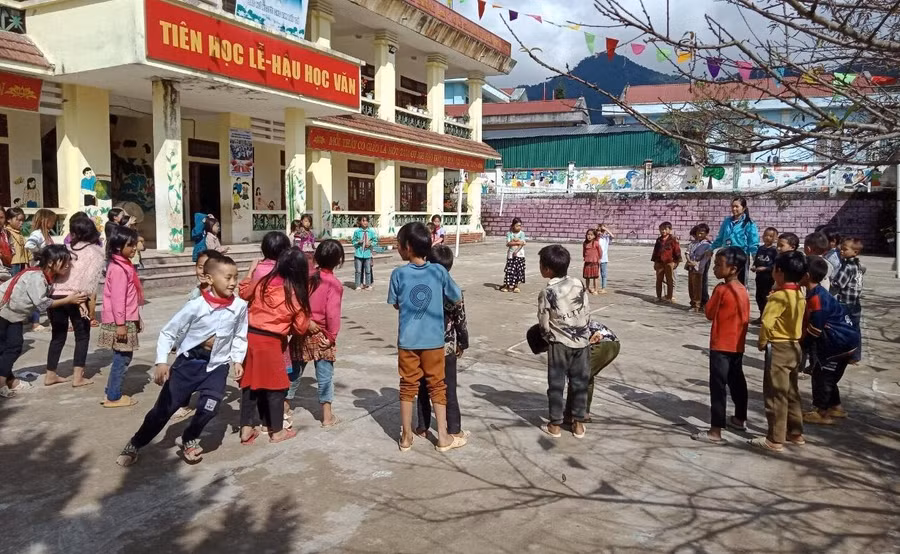 Giờ giải lao của cô Hương và học sinh lớp 5A1.