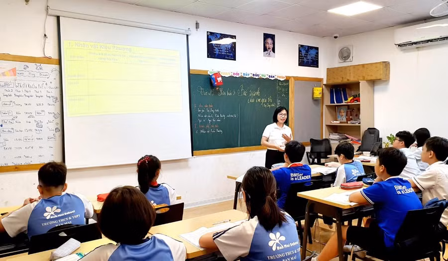 Cô Phạm Thị Quý, giáo viên Trường THCS Ban Mai (Hà Đông, Hà Nội) trong giờ dạy.