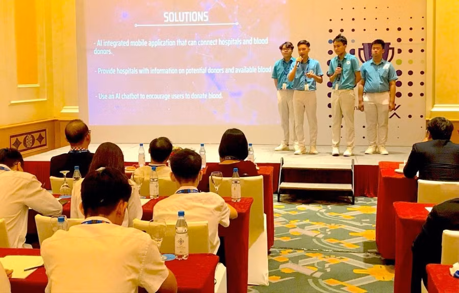 Đội thi Trường TH-THCS-THPT Skyline Đà Nẵng trình bày đề tài của mình. Ảnh: TG