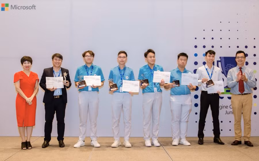 Các thành viên đội Skyline Đà Nẵng nhận giải từ Microsoft. Ảnh: TG