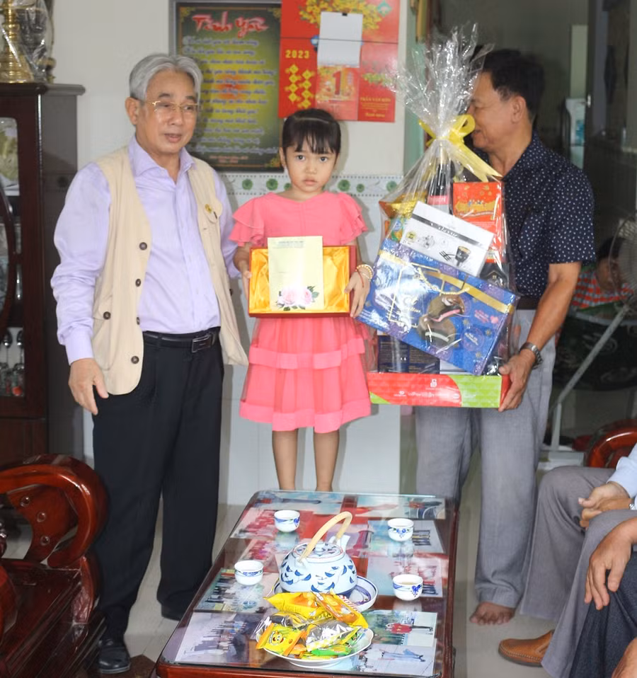 Trao quà tết cho gia đình anh Nguyễn Minh Trường.