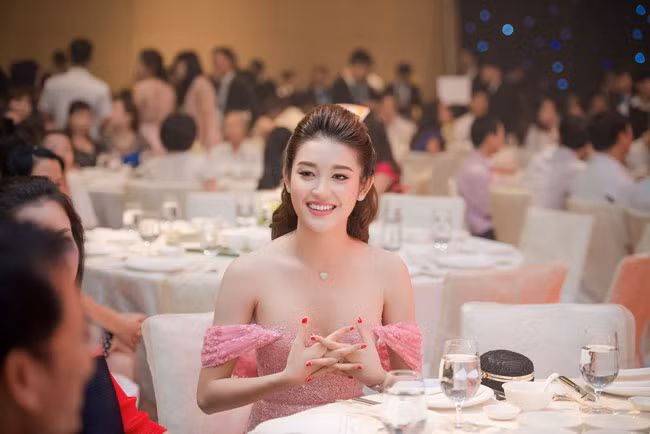 Huyền My vai trần trễ nải thu hút bao ánh nhìn ảnh 24