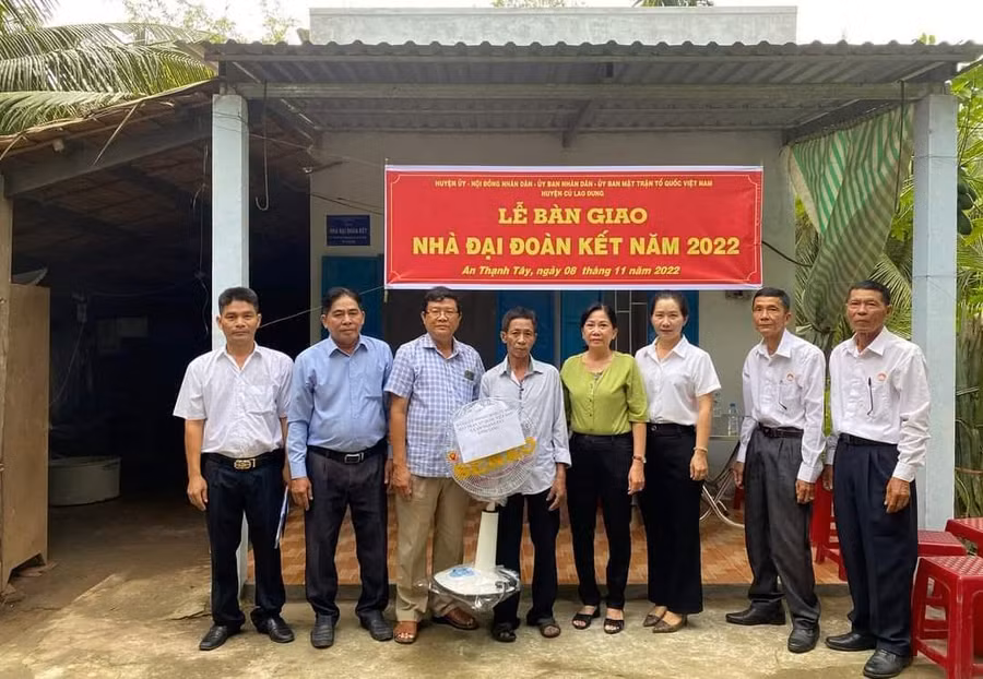 Bàn giao nhà cho hộ nghèo trên địa bàn tỉnh Sóc Trăng.
