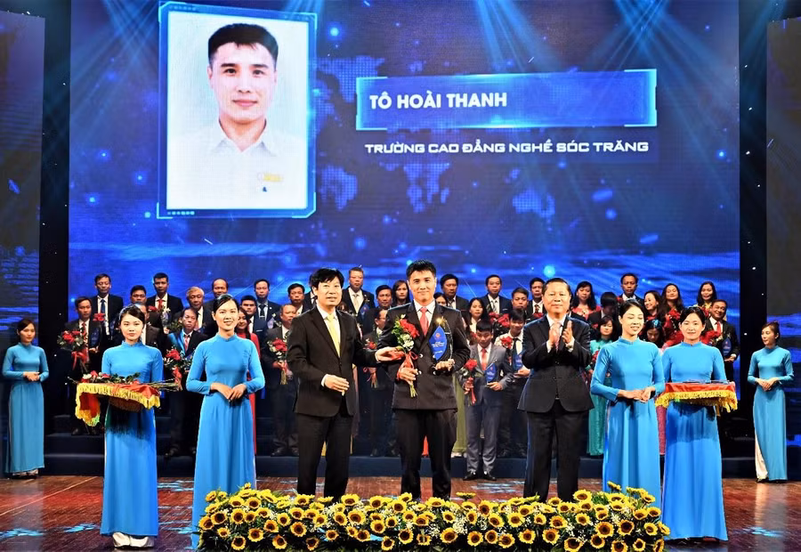 Thầy Tô Hoài Thanh tại lễ vinh danh nhà giáo tiêu biểu, xuất sắc năm 2022 tại Hà Nội. Thầy Tô Hoài Thanh tại lễ vinh danh nhà giáo tiêu biểu, xuất sắc năm 2022 tại Hà Nội.
