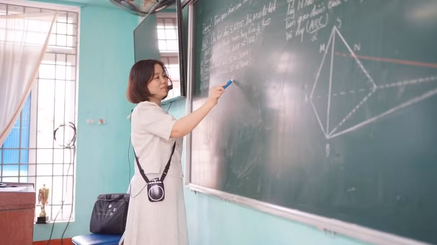 Giáo viên Trường THPT Công nghiệp (Hòa Bình) trong giờ dạy Toán.