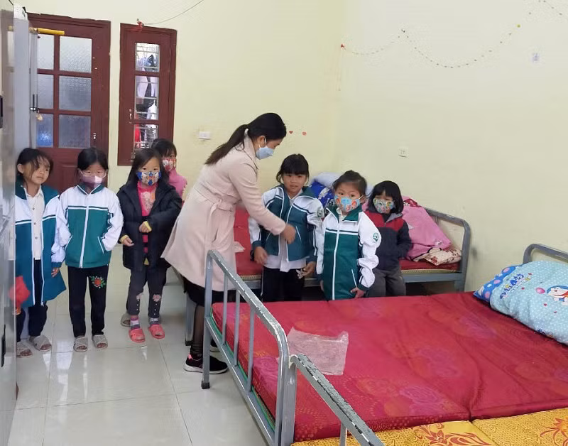 Thầy cô giáo tại Trường Tiểu học - THCS Đồng Sơn, TP Hạ Long kiểm tra chỗ ăn ngủ của học trò.