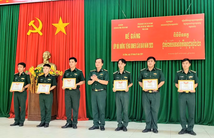 Trao khen thưởng cho các học viên xuất sắc.