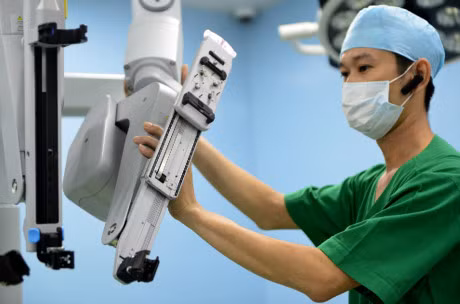 Robot phau thuat cho nguoi lon dau tien o Viet Nam - Anh 10
