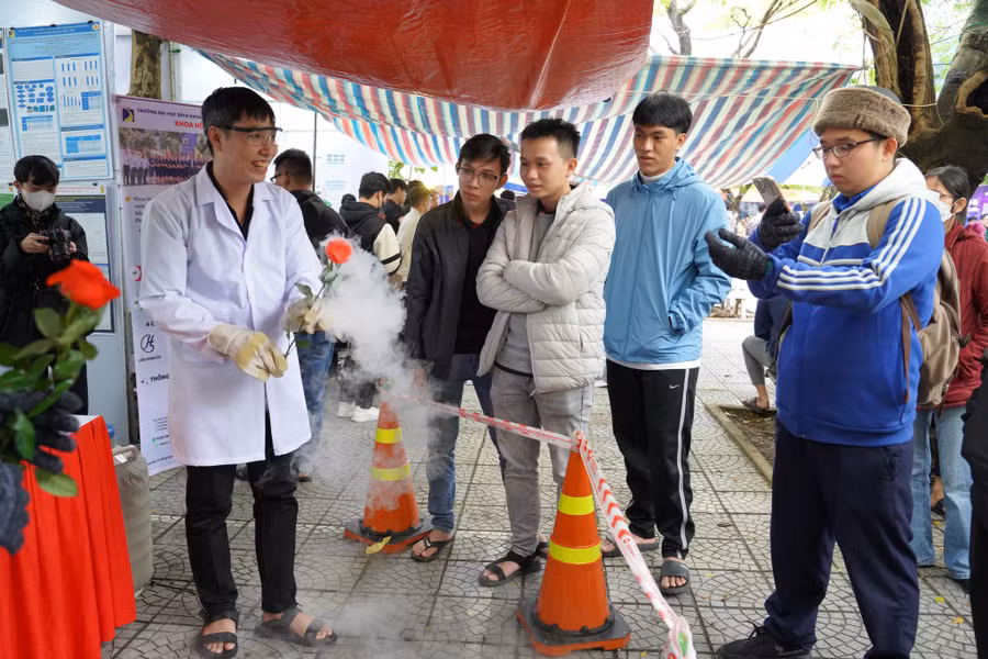 Nhiều hoạt động trải nghiệm hướng nghiệp tại triển lãm công nghệ học sinh - sinh viên do Trường ĐH Bách khoa, ĐH Đà Nẵng tổ chức. 