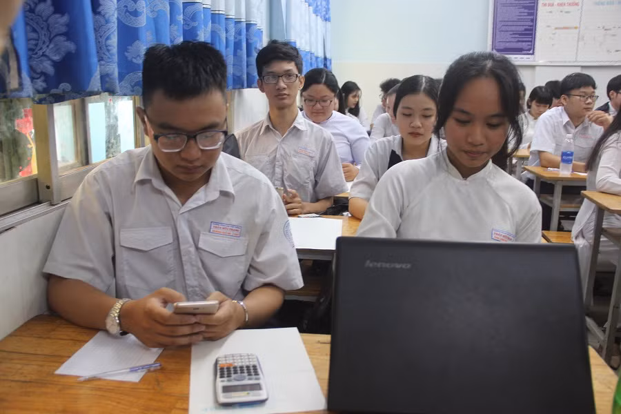 Nếu không dùng smartphone, học sinh có thể dùng máy tính kết nối wifi để làm bài thi Nếu không dùng smartphone, học sinh có thể dùng máy tính kết nối wifi để làm bài thi
