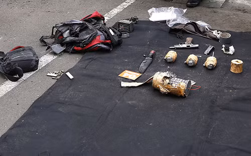 Các vũ khí được tìm thấy trong túi của một nghi phạm khủng bố ở Jakarta. Ảnh: Rex Weapons found in the terrorist