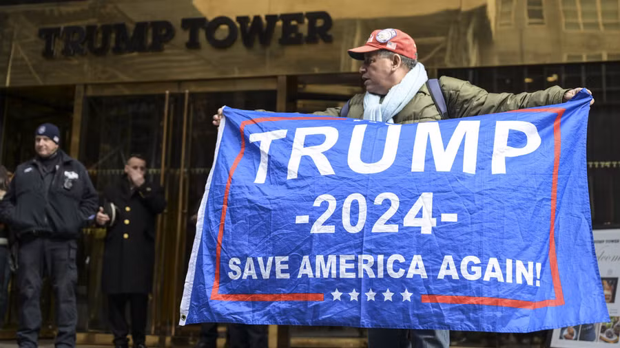 Người ủng hộ ông Donald Trump đứng trước tòa Trump Tower trước ngày xét xử cựu Tổng thống Mỹ.